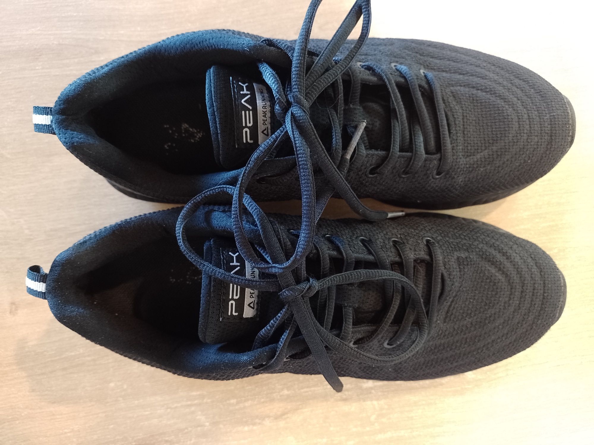 Кросівки чорні PEAK 42 розмір