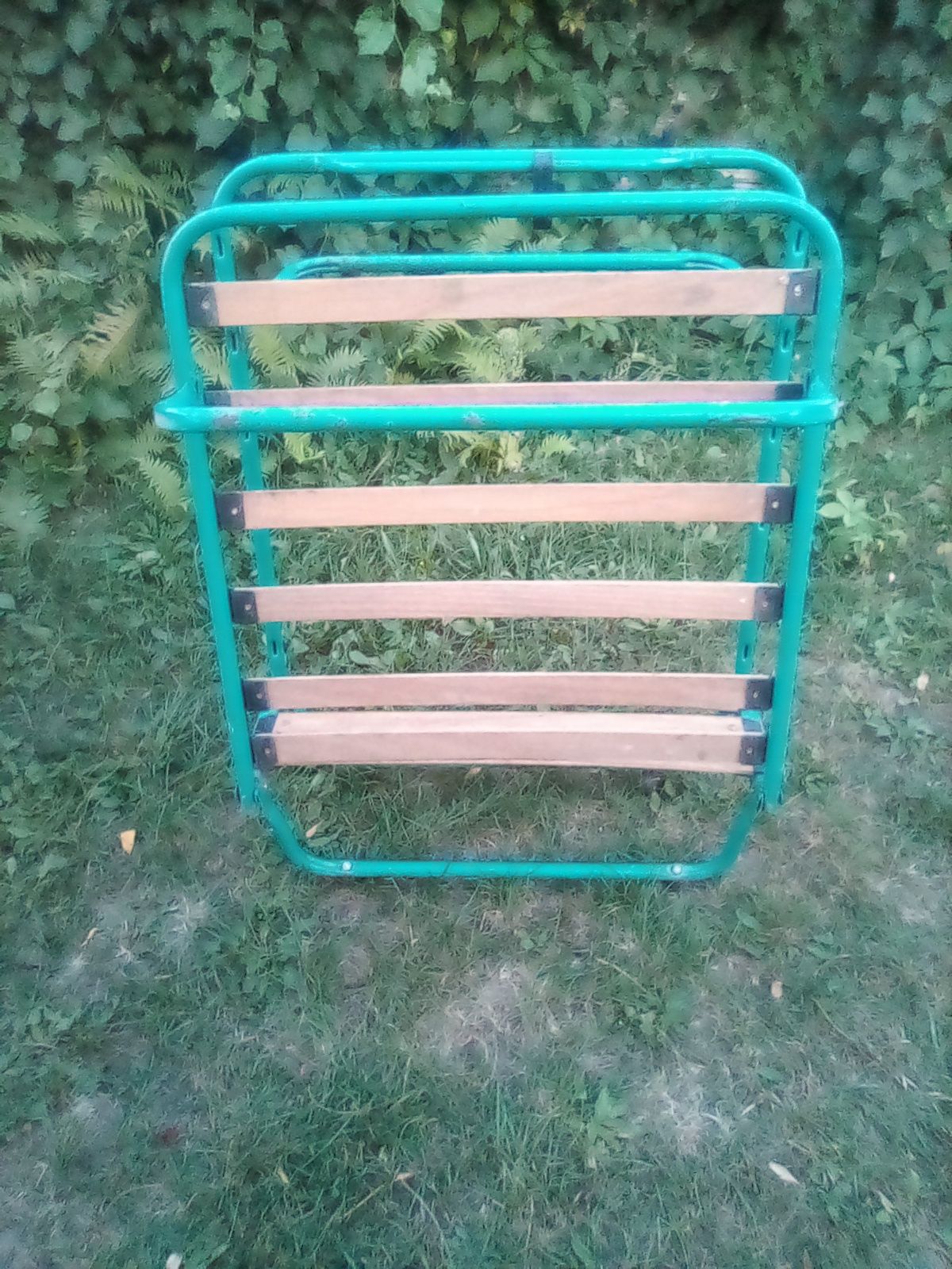 Łóżko polowe na kolkach