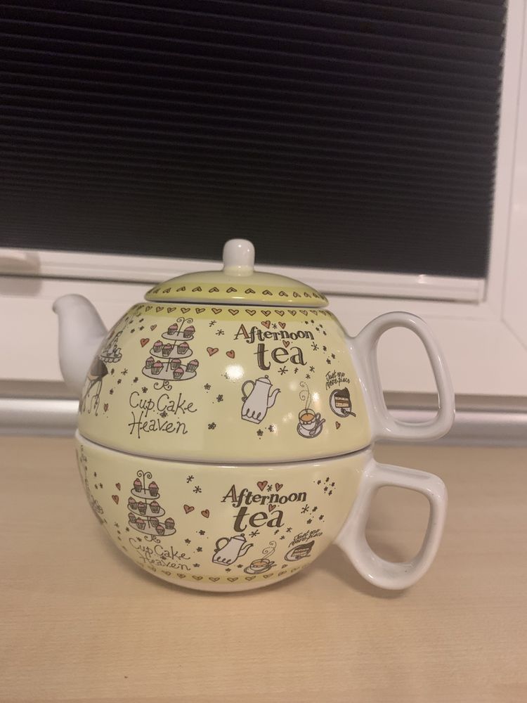 Mały dzbanek z filiżanką do herbaty z Manchesteru