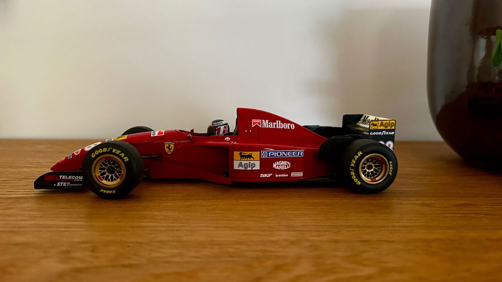 Miniatura Ferrari 412T (1/18) -  Gerhard Berger