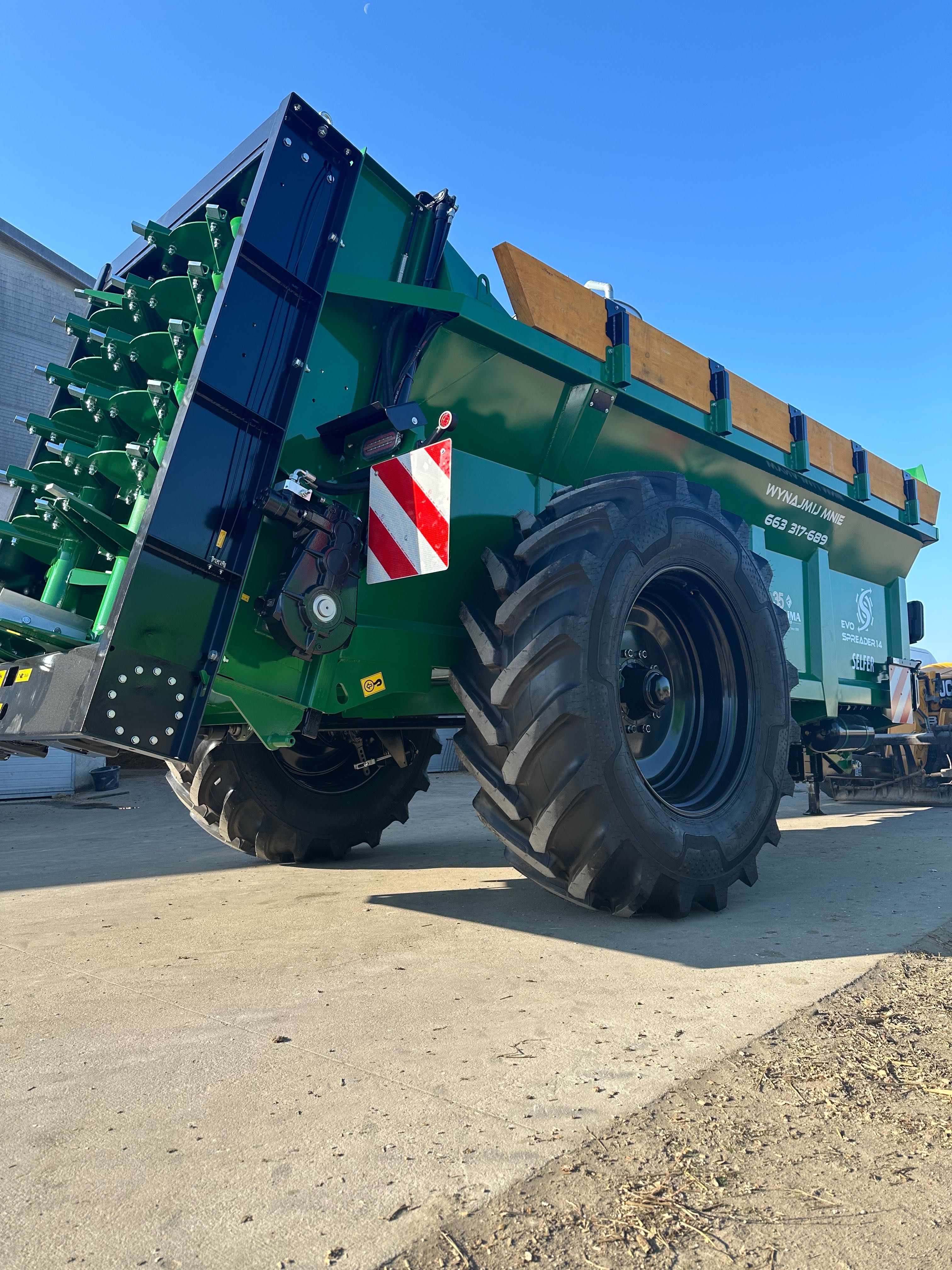 Wynajem rozrzutnika obornika 14t plus (16t) wynajmę rozrzutnik na doby
