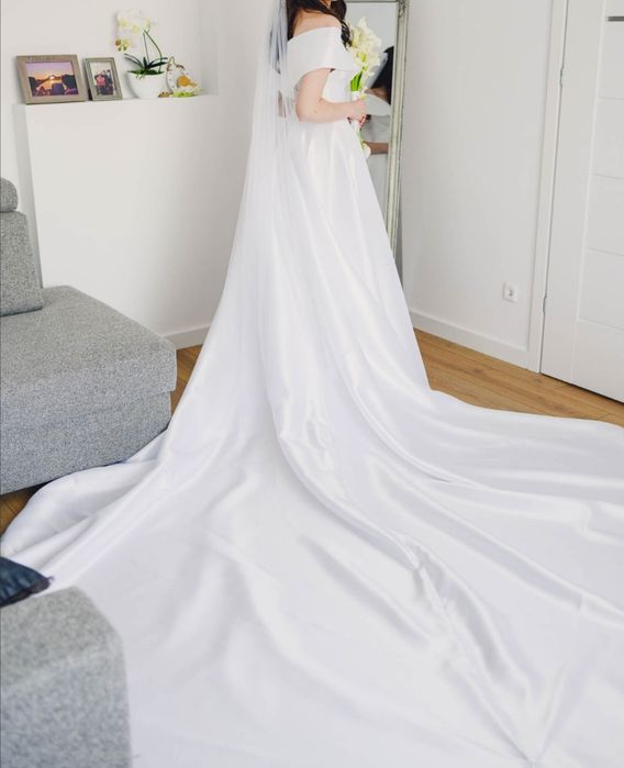 Suknia ślubna minimalistyczna tren panna młoda prosta Pardyka