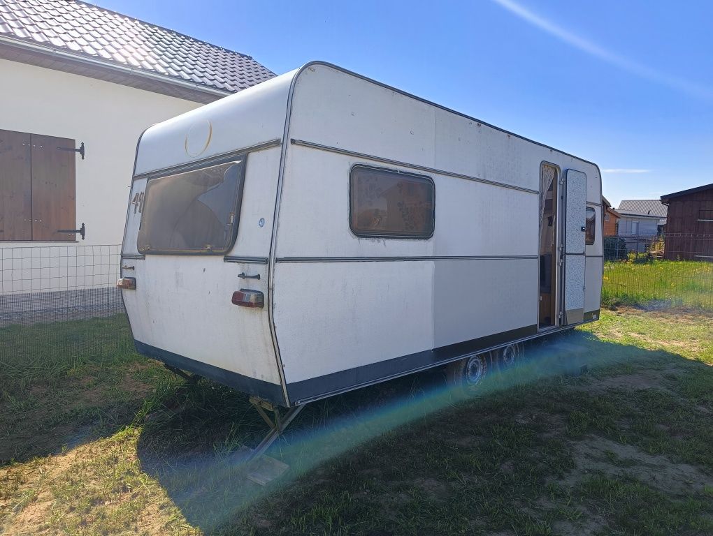 Przyczepa kempingowa Dethleffs, styl retro, odnowiona – stacjonarna