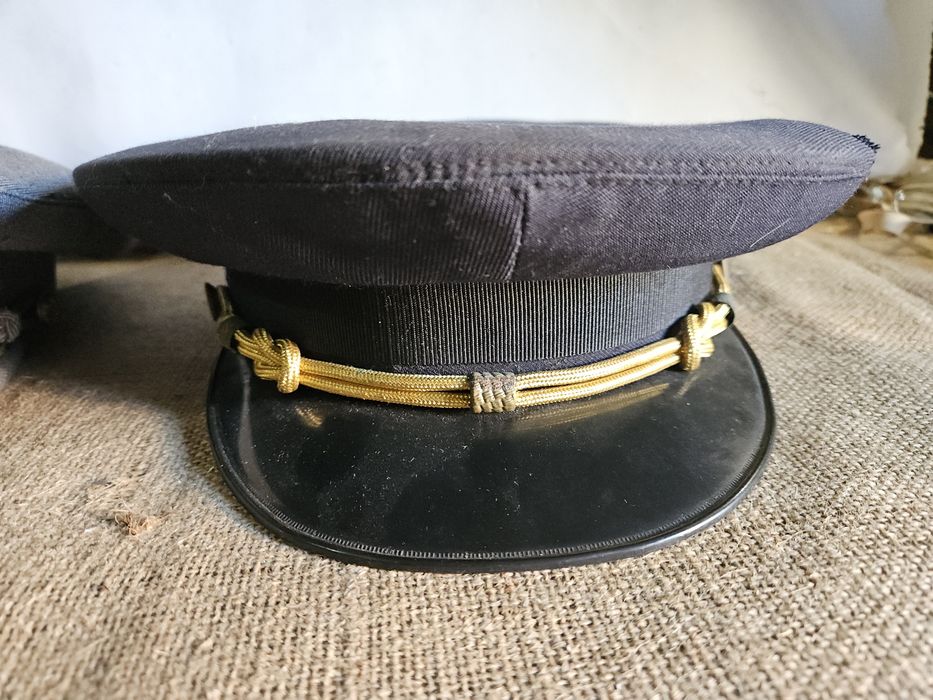 Dois chapéus militares