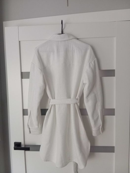 Biały płaszcz narzutka Mohito S 36 złote guziki z paskiem