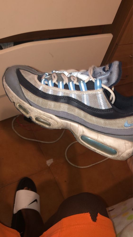 Air max 95 azul e branco em bom estado