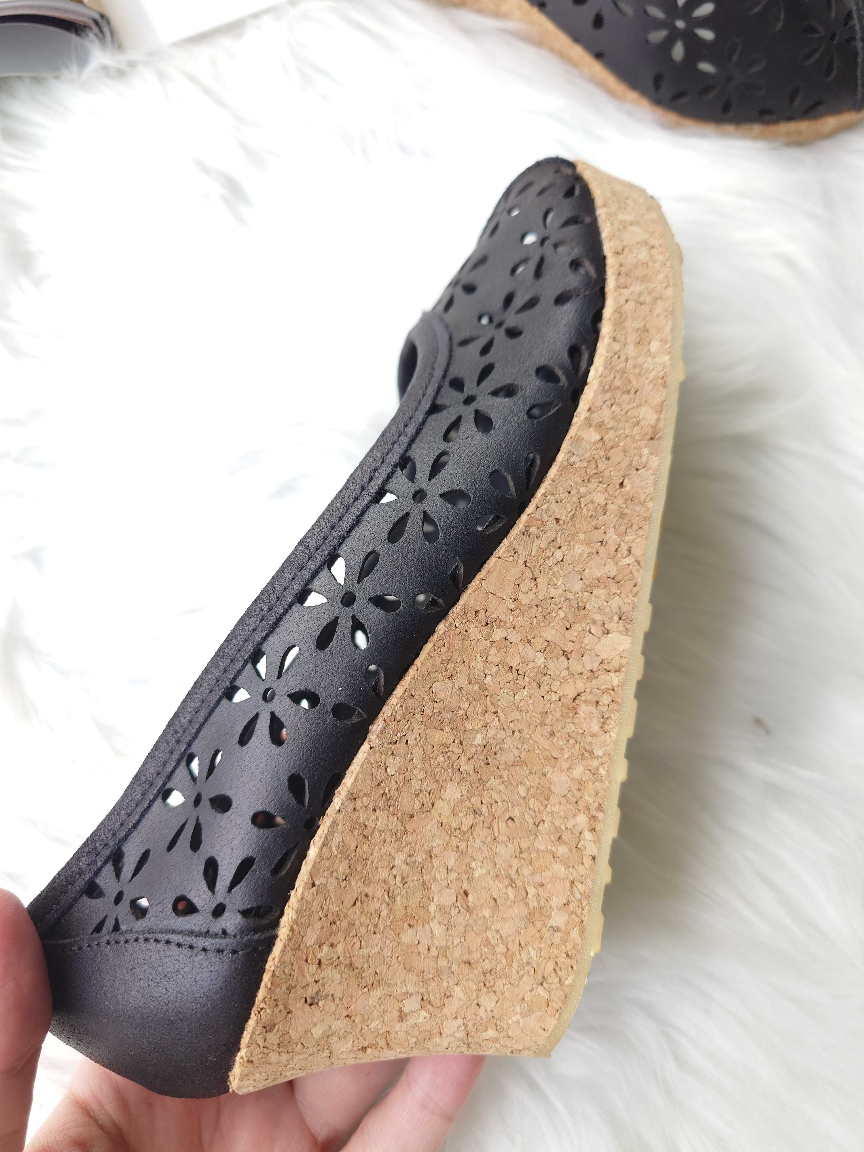 Czarne buty na koturnie z ażurowym wzorem Ten Points 37