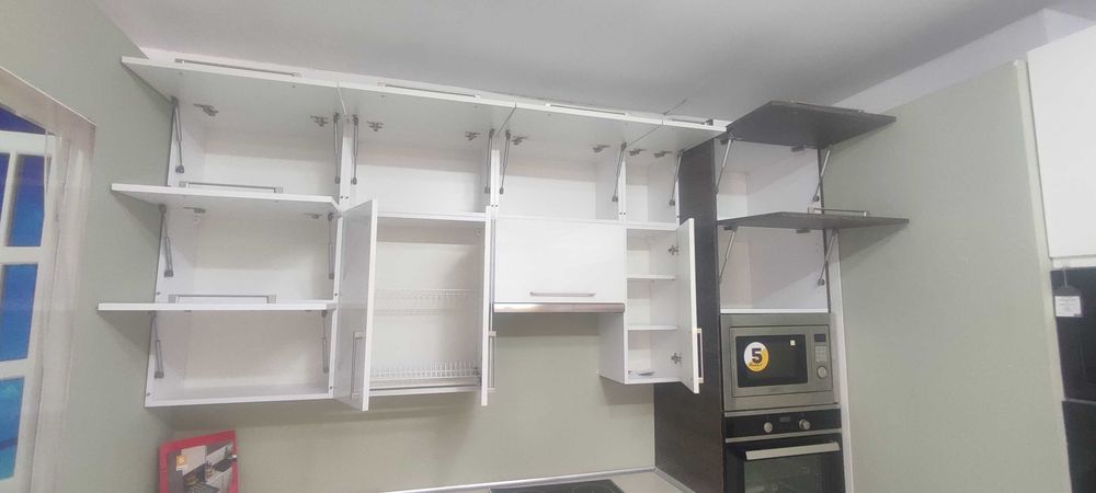 Zestaw mebli kuchennych płyta laminowana+akryl biały połysk