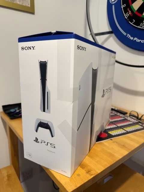 PS5 1 TB z trzema grami, stacją ładującą, jednym kontrolerem