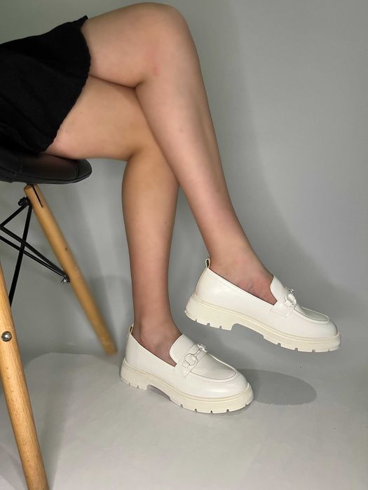 Жіночі лофери у сніжно білому кольорі