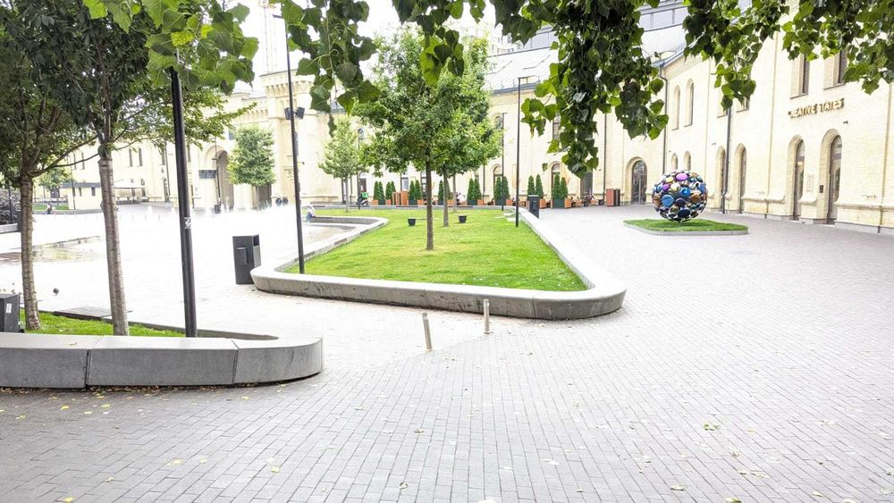 Арсенальна, Івана Мазепи 3-Б, поруч фуд-корт, урядовий квартал