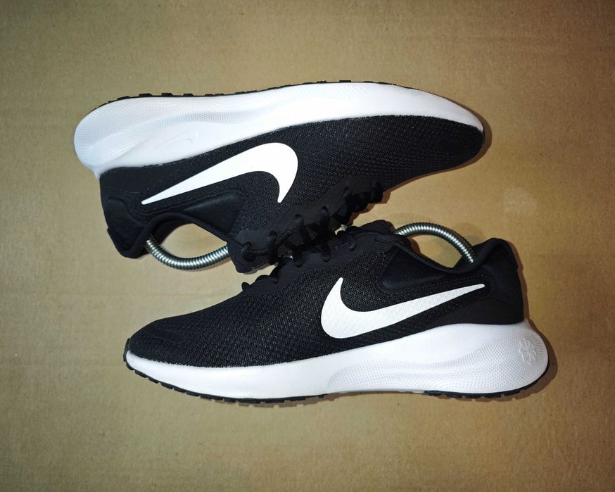 Оригінальні Кросівки Nike Revolution 7