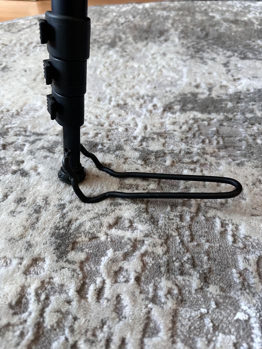 Монопод чорний .