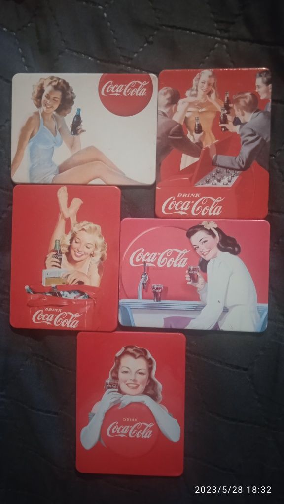Magnesy Coca Cola 5 sztuk 

Wymiary 8 x 6 cm 

Stan b dobry

Cena za 6