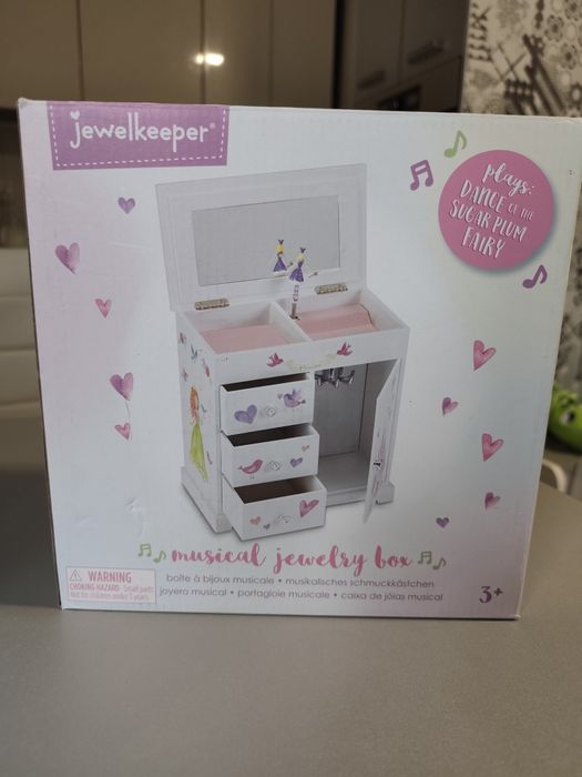 pudełko na biżuterię z pozytywką marki Jewelkeeper.