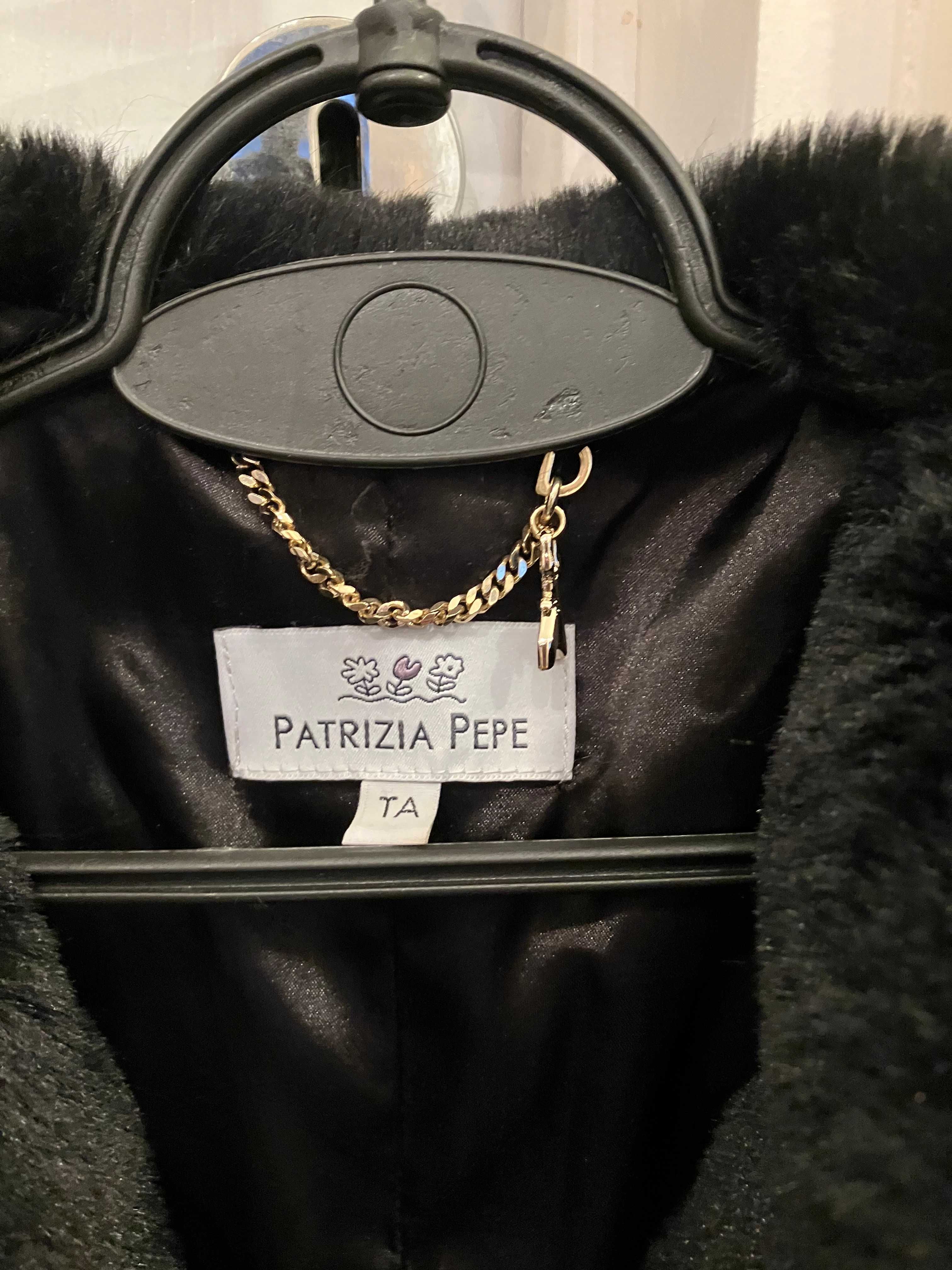 czarne futerko Patrizia Pepe