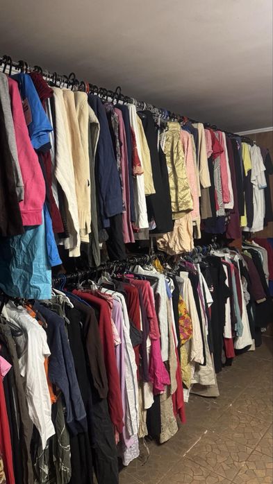 Продаєця одяг через закритя магазину