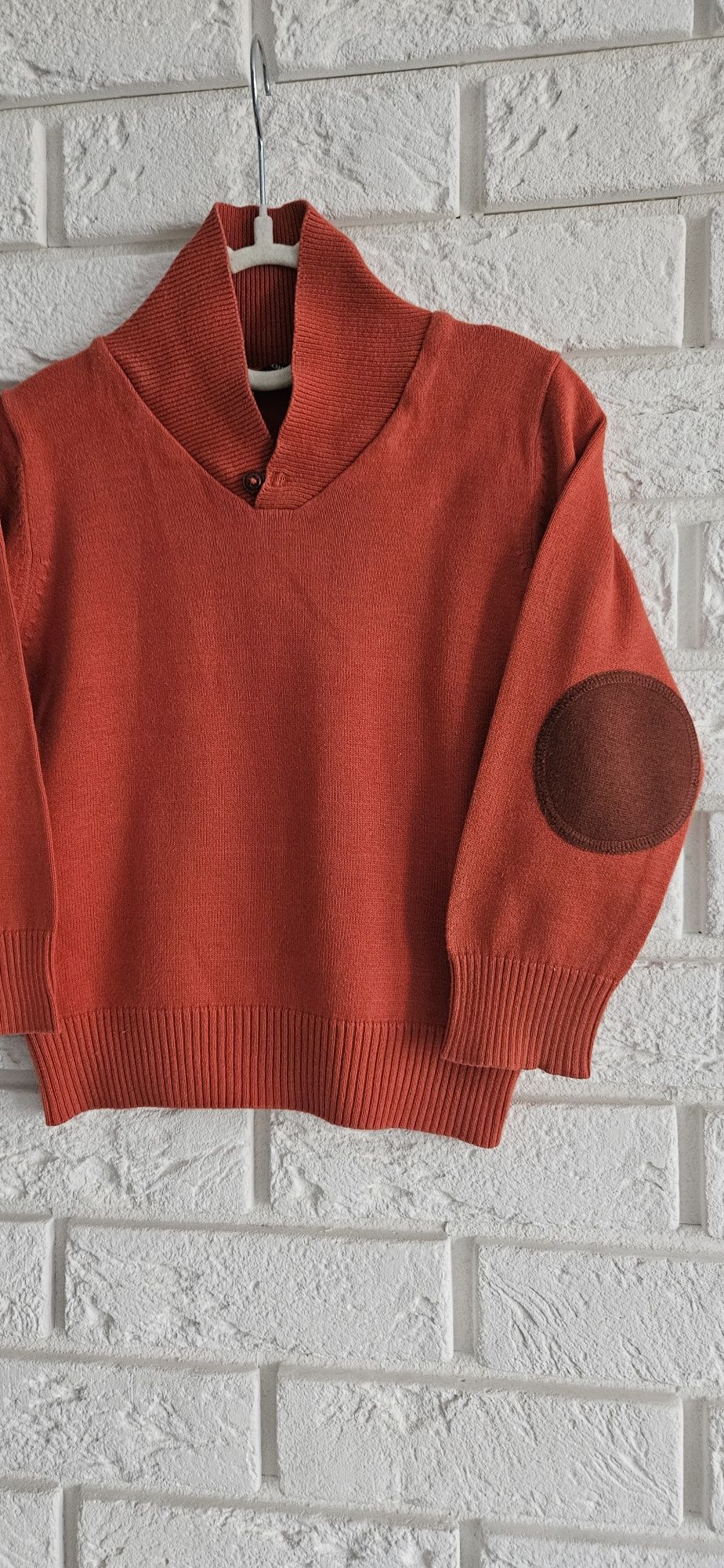 Sweter z łatkami na łokciach