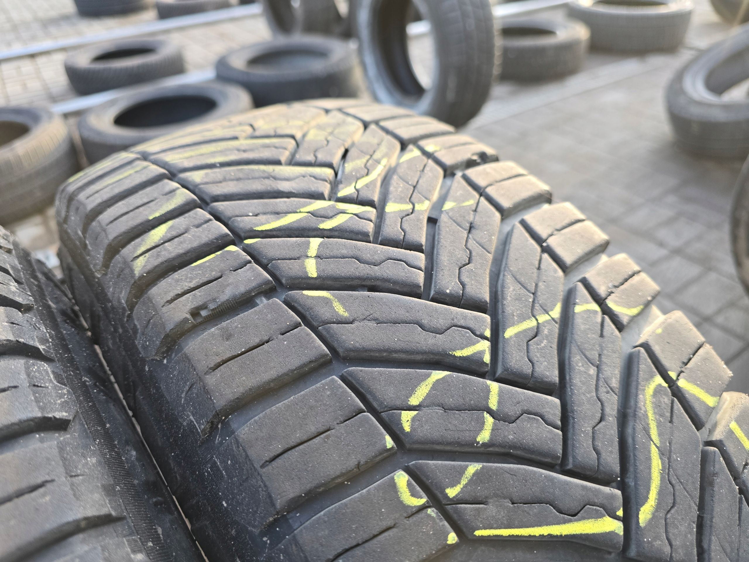 Michelin Agilis Crossclimate 215/65R15C 104/102T 8mm 4X 21R