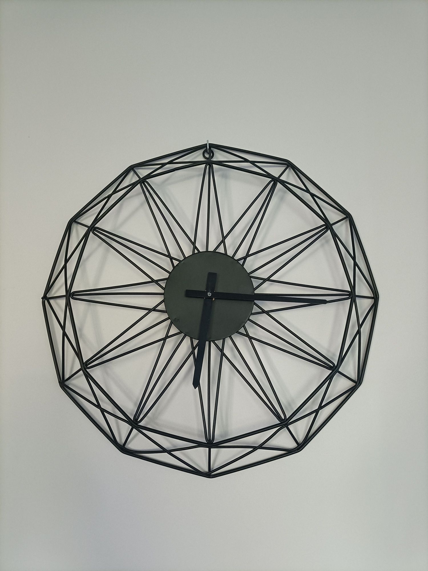 Czarny, stylowy zegar ścienny 40 cm