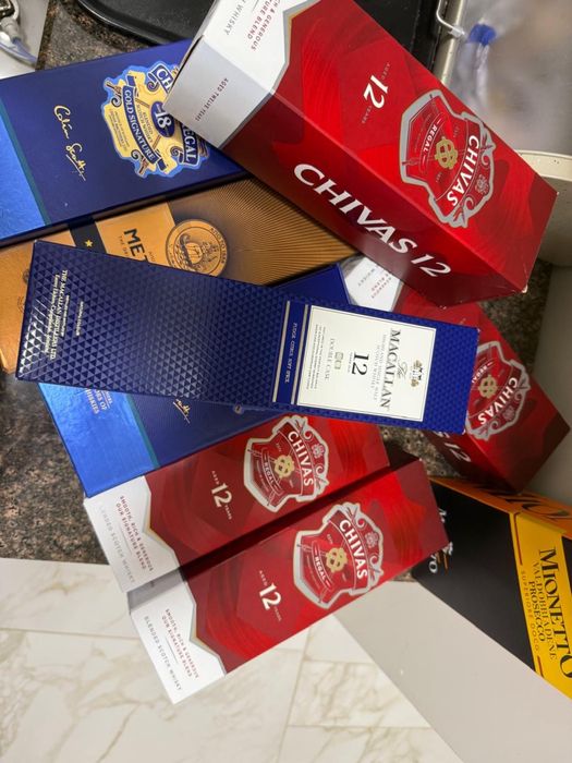Коробки від відомих напитків, віскі,