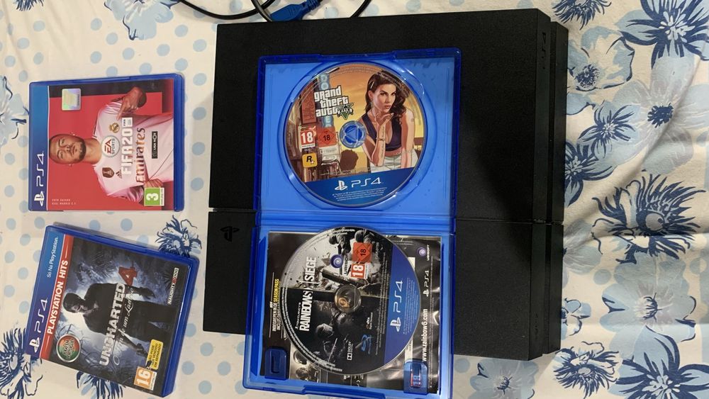 Vendo ps4 500gb,com 2 comandos original, e 4 jogos