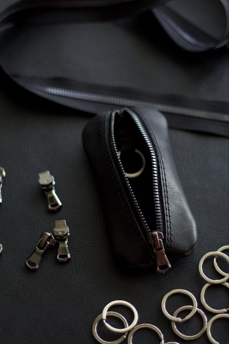 Шкіряна ключниця на замку ручної роботи