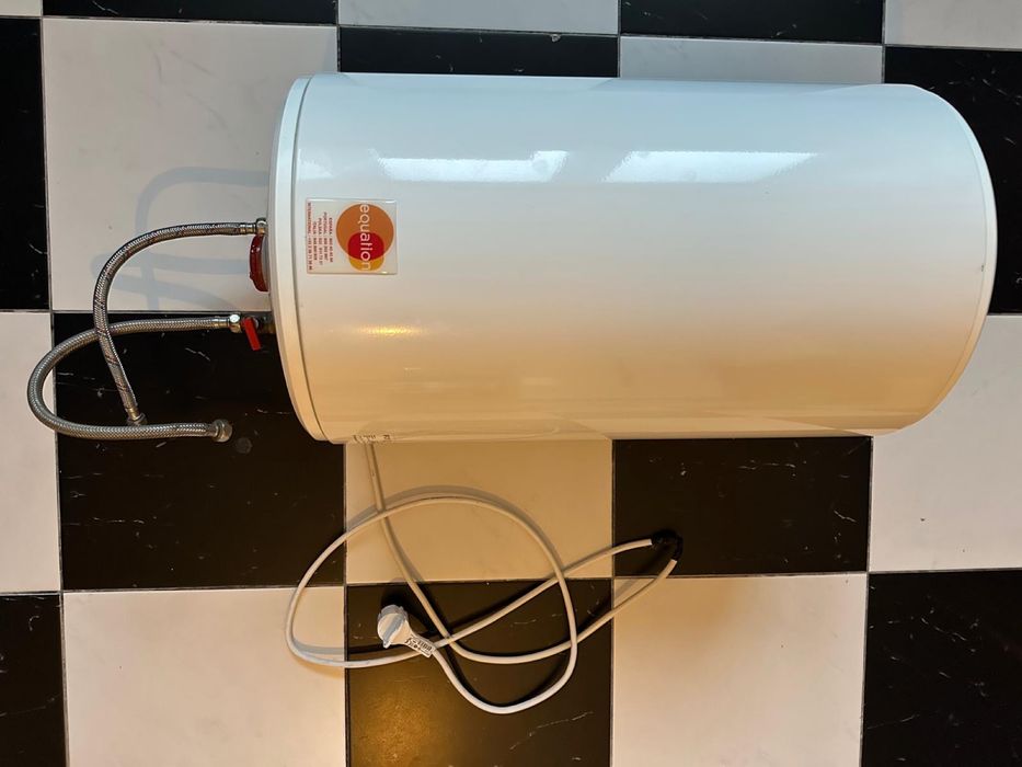 Termoacumulador Equation 50 l para peças ou reparação.