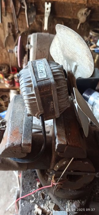 Електричний моторчик.