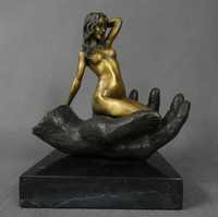 Figura Kobieta na dłoni Akt rzeźba brąz marmur