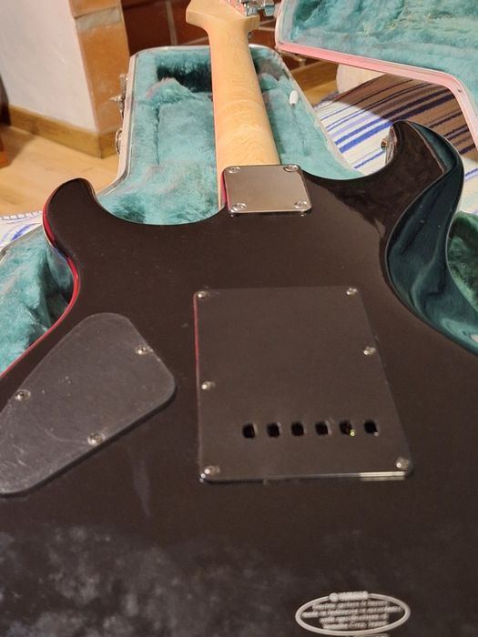 Guitarra Yamaha preta