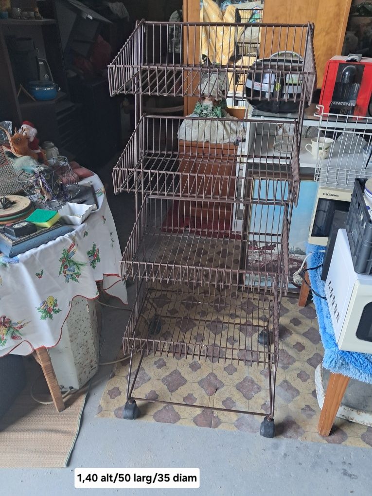 Expositor de loja com prateleiras