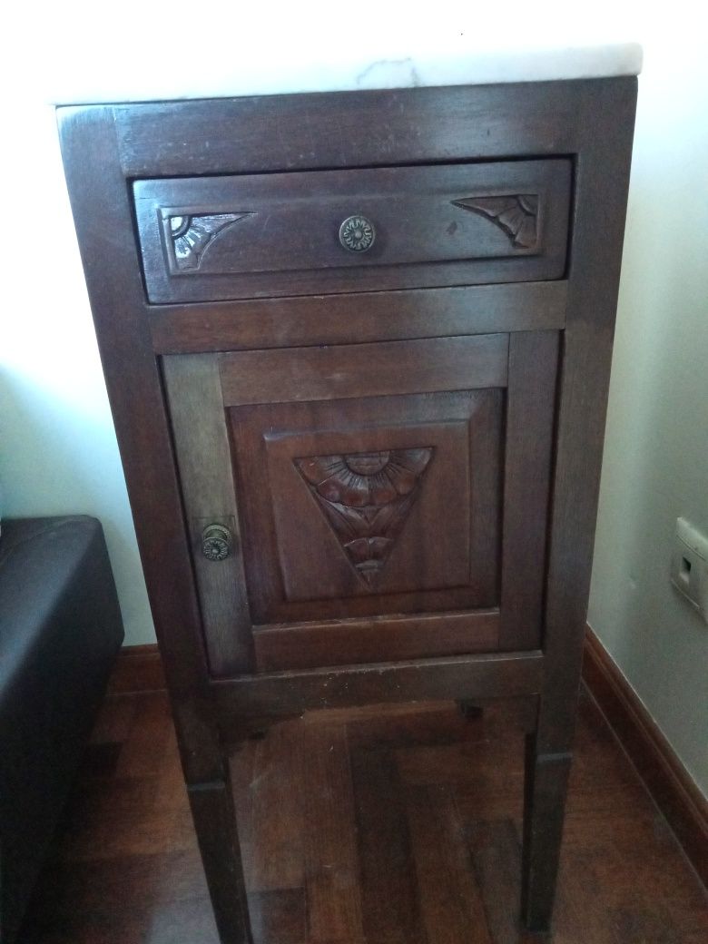 Mesa de cabeceira antiga restaurada