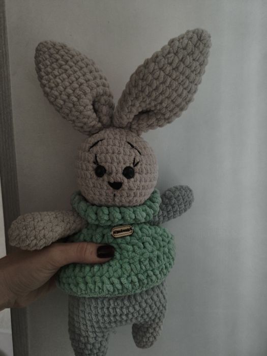В'язана іграшка зайка ручної роботи