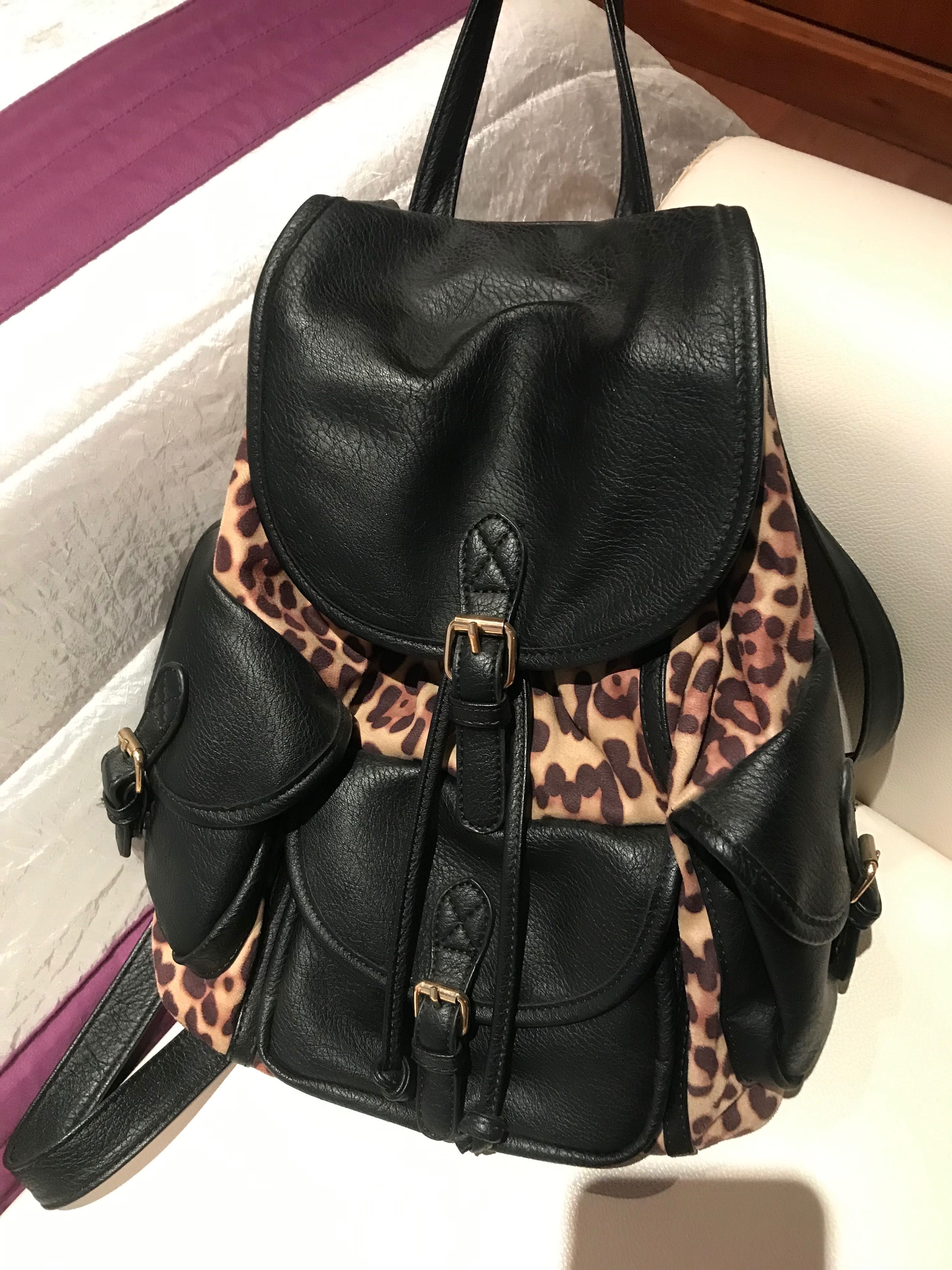 Mochila estilo mala preta com animal print