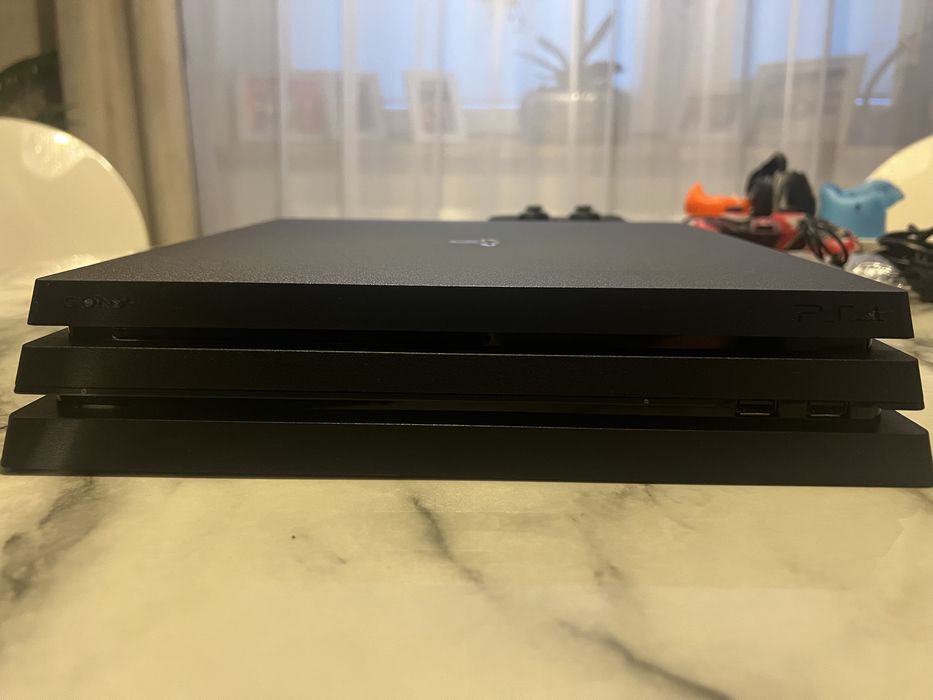 PlayStation 4 Pro w wersji CUH-7216B + dodatki