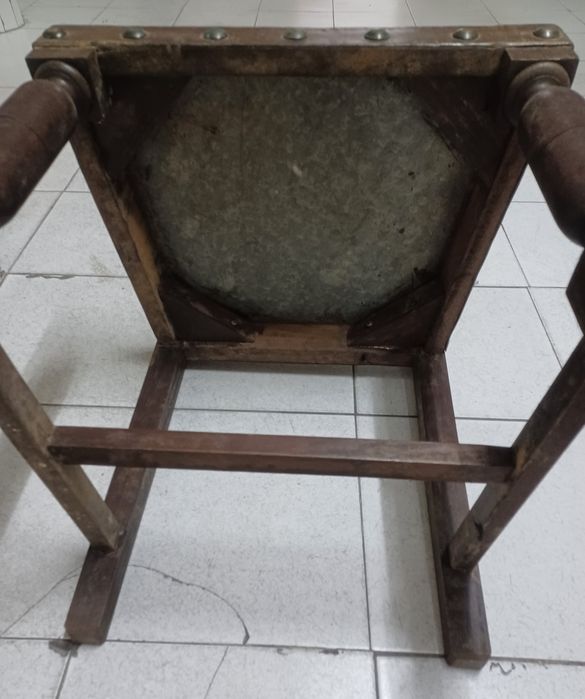 Cadeiras antigas vintage madeira e acento couro