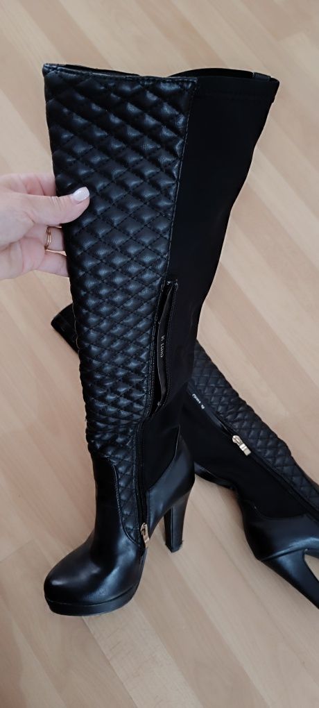 Botas pretas acima do joelho de salto alto. Tamanho 36. Usadas