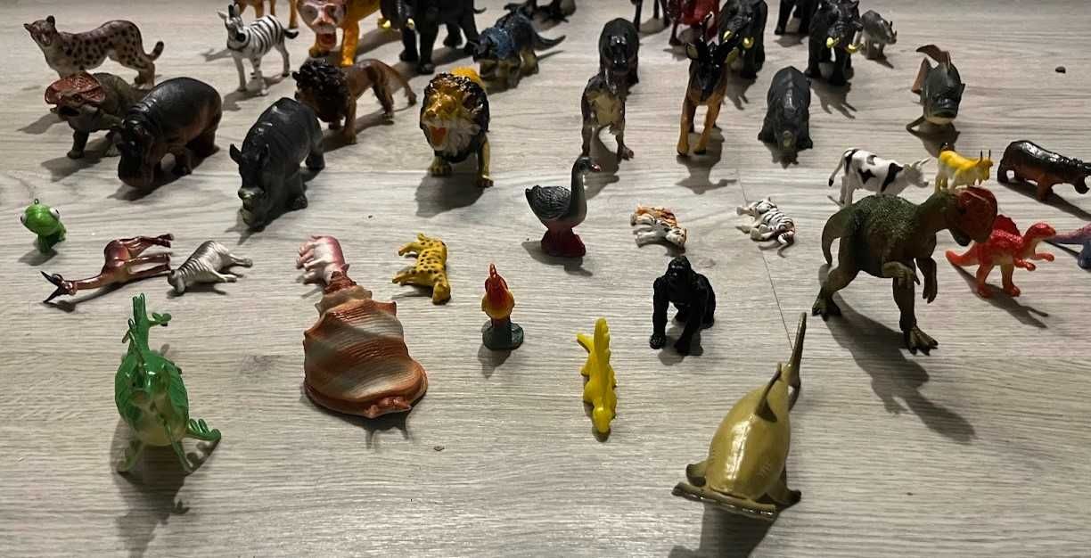 Lote de Animais e Dinossauros de Brinquedo