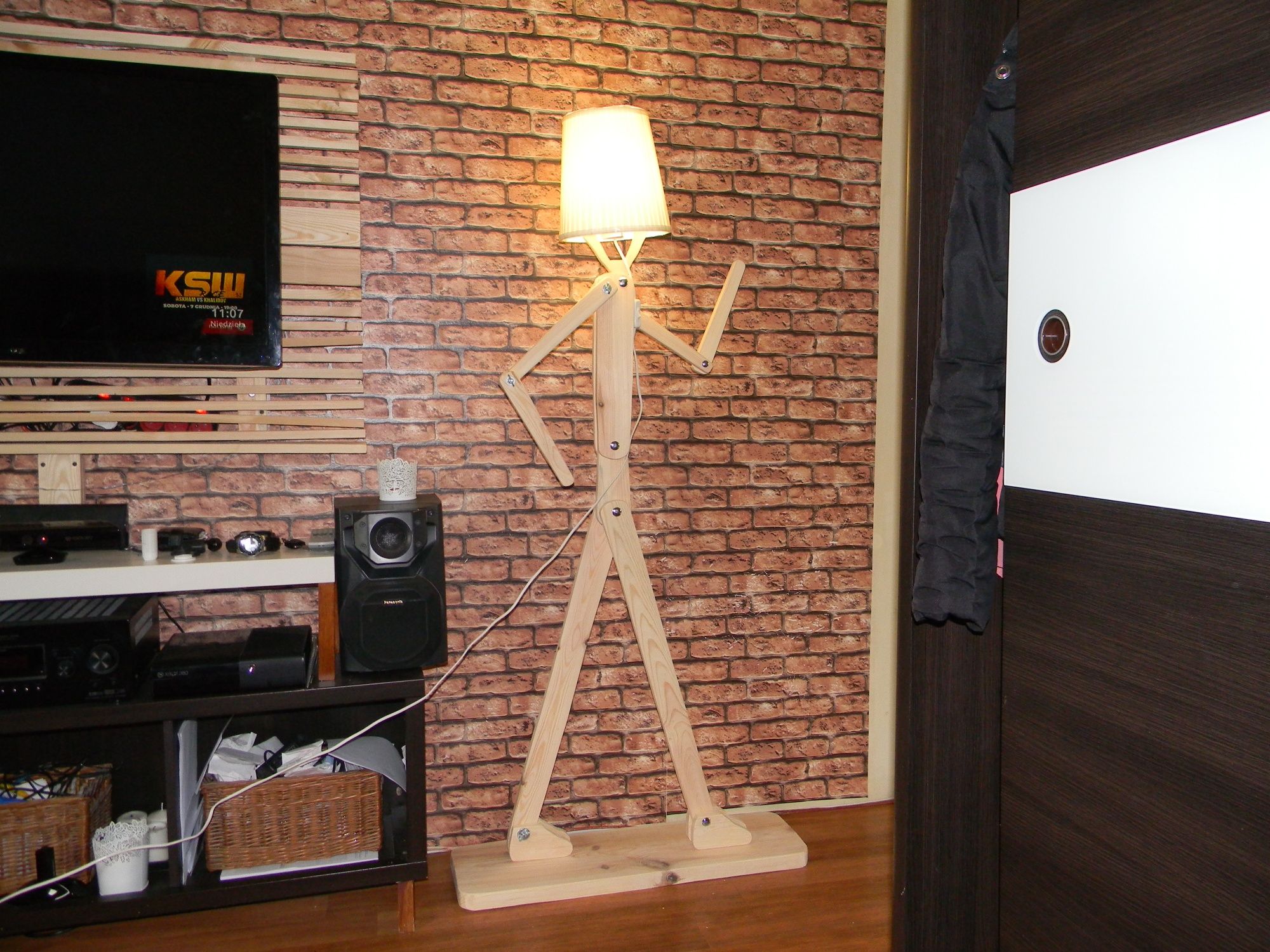 Lampa drewniana podłogowa 160 cm człowiek led
