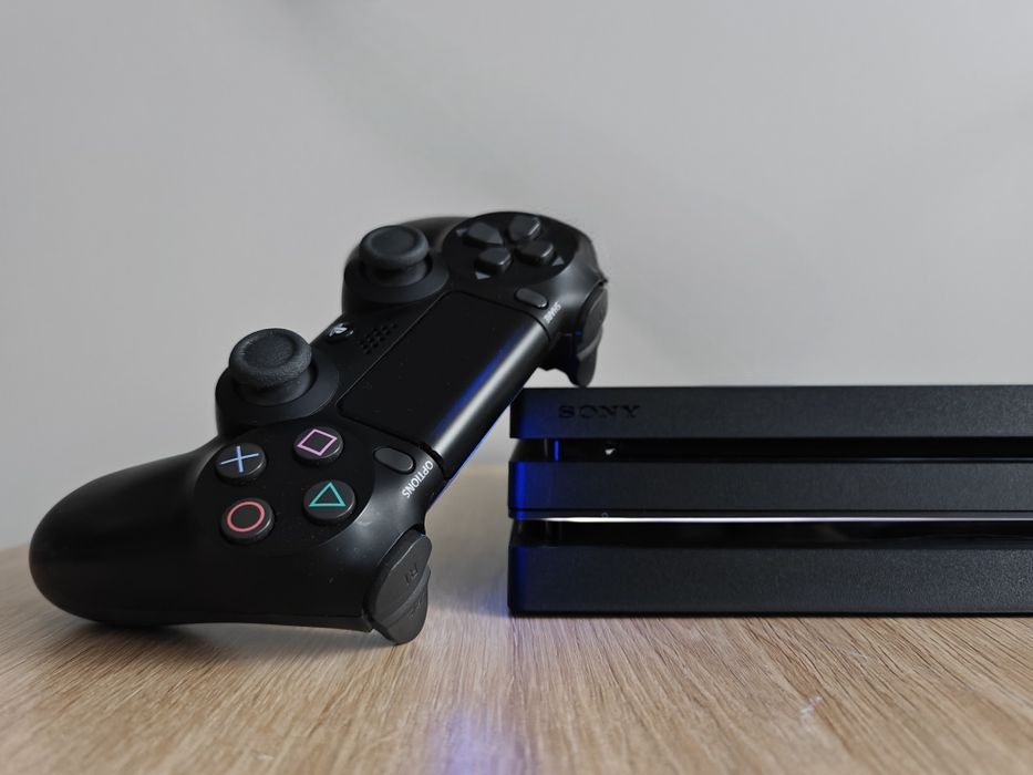 PS4 PRO 1TB, 2 pady DualShock, ładowarka oryginalna Sony. Stan idealny