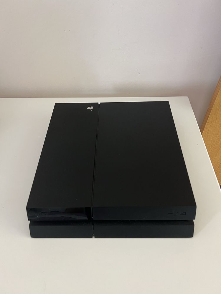 Play Station 4 bem conservado