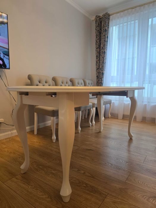 Stół okrągły Ludwik biały + 4 krzesła Chesterfield, rozkładany