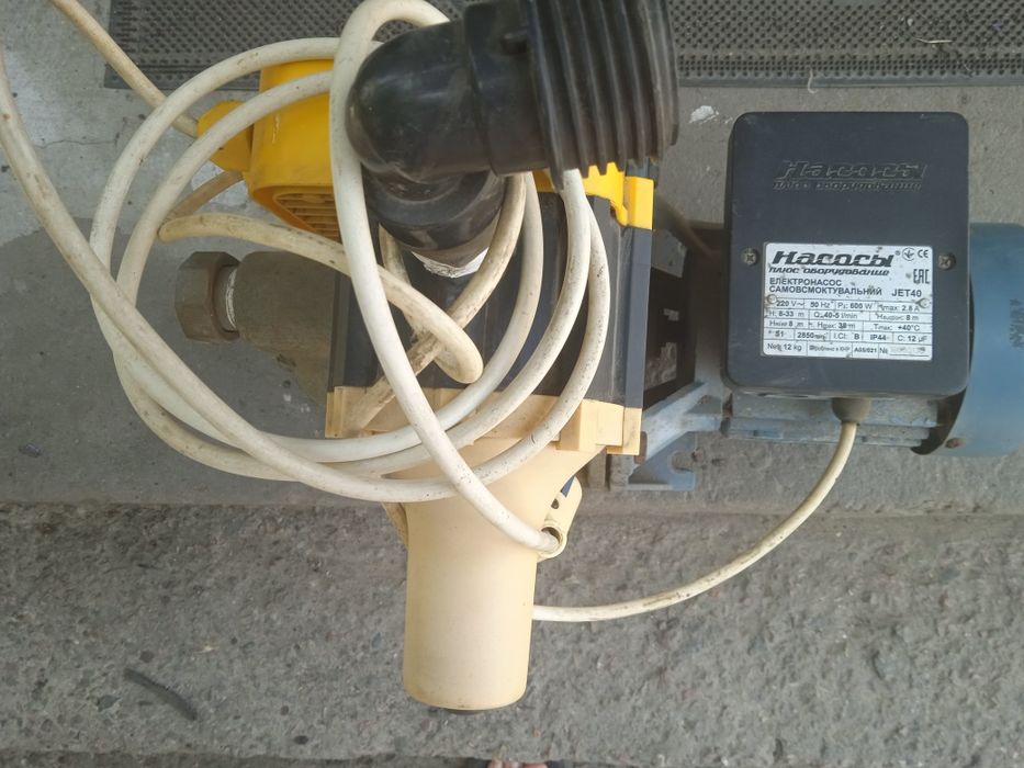 Водяной насос для станции с автоматикой. Метчики и плашки новые.