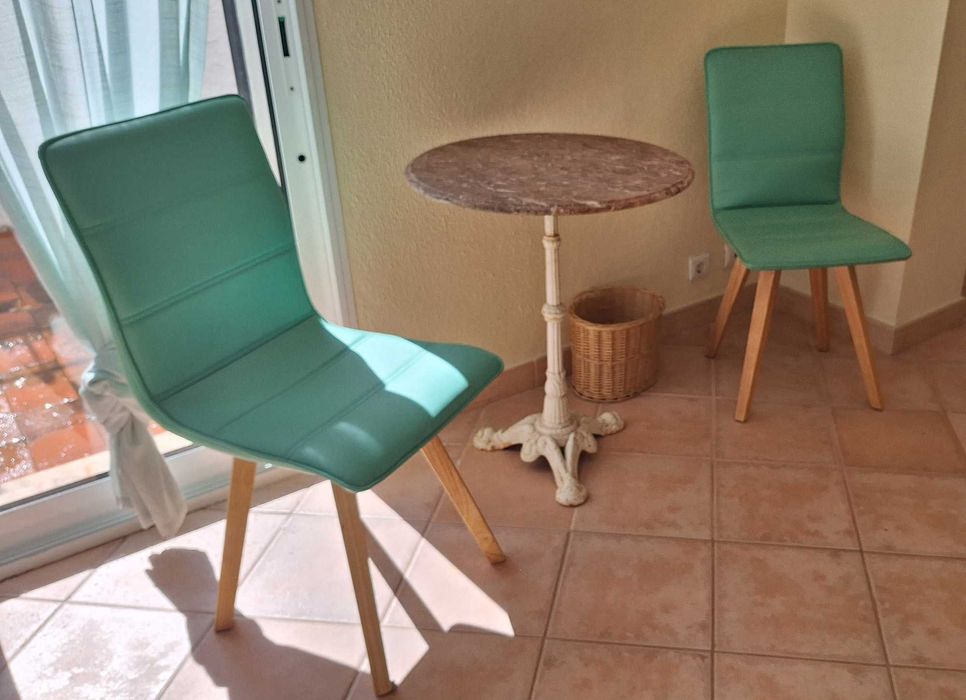2 cadeiras e mesa de apoio
