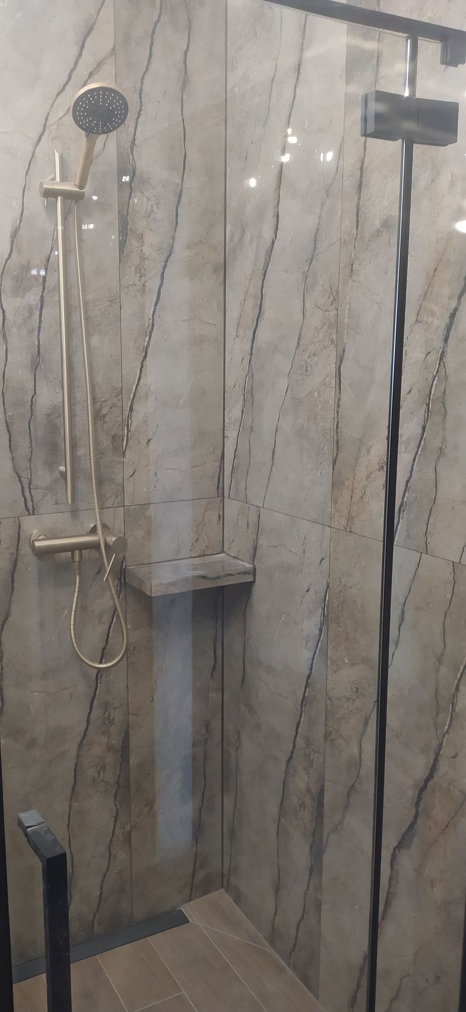 Remont łazienki  Ukladanie plytek