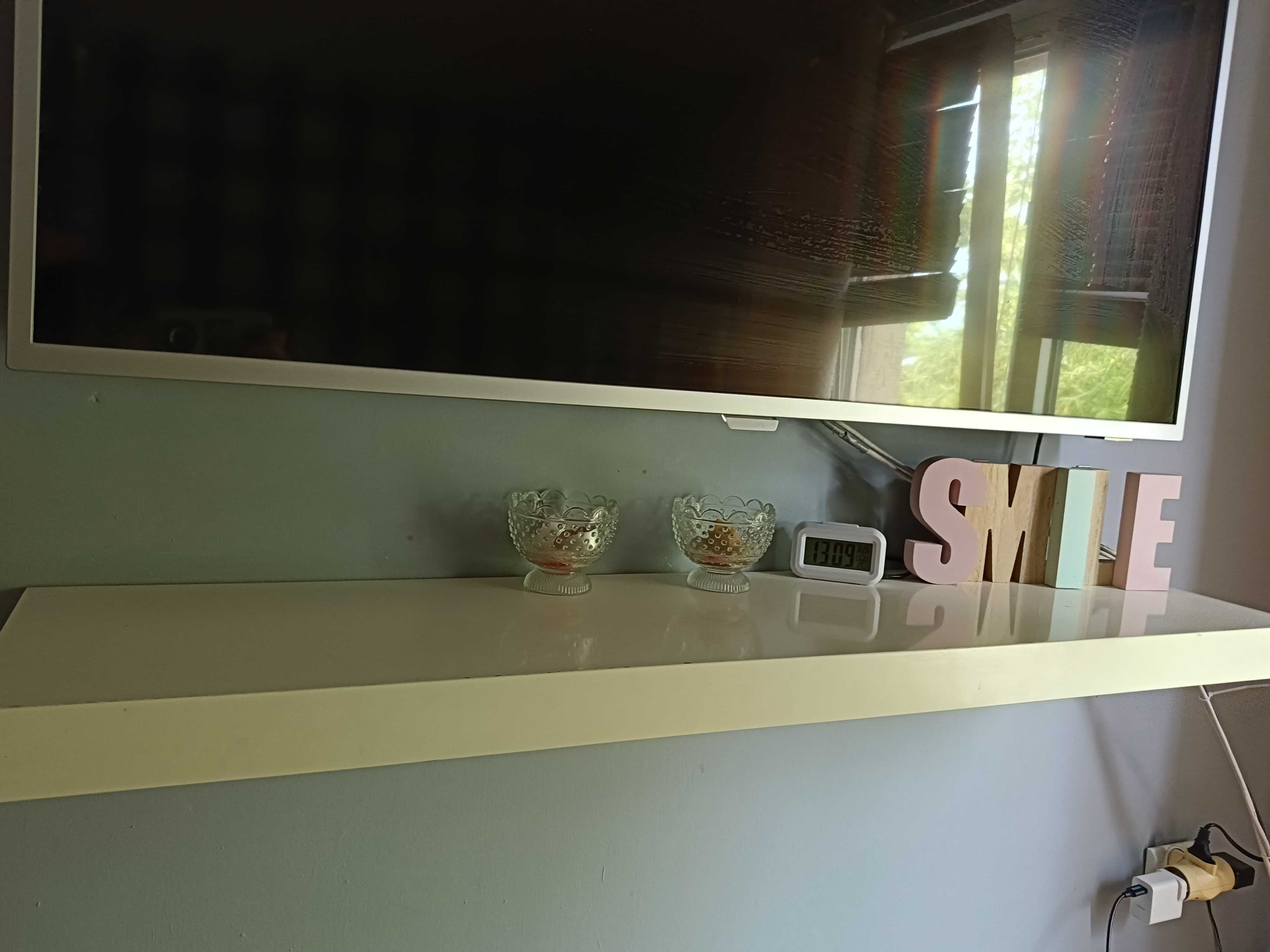 Ikea półka ścienna Lack bejcowana na biało