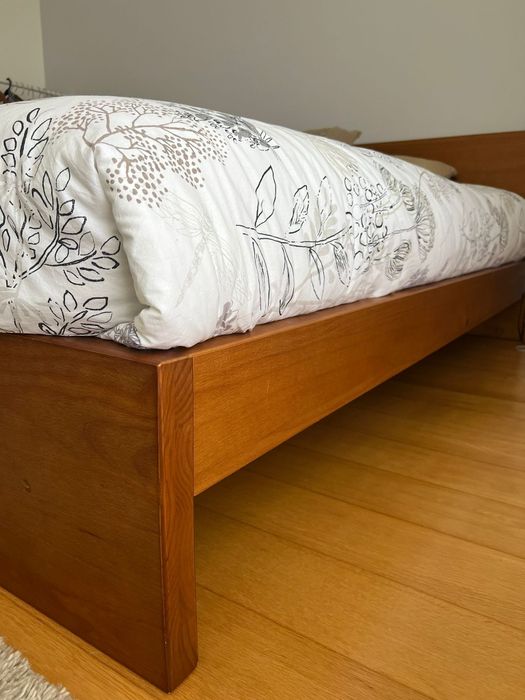 Vendo cama de casal (inclui estrado) de 160cm x 200cm.