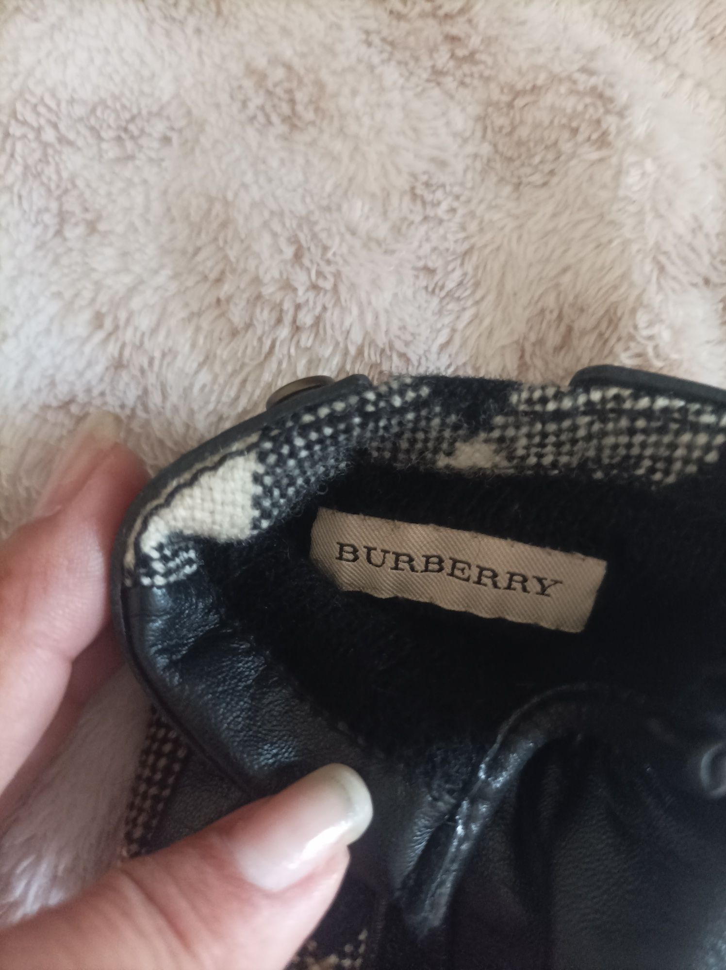 Luvas Burberry em pele e lã.