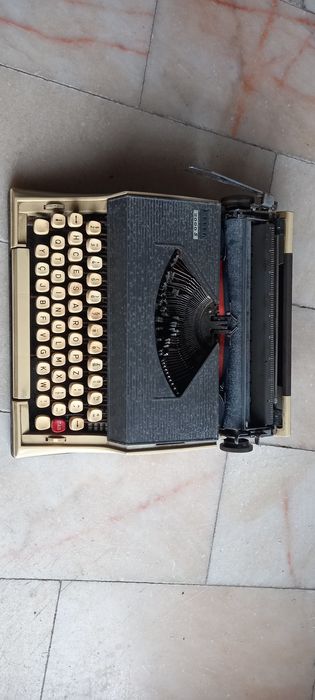 Maquina de escrever muito antiga